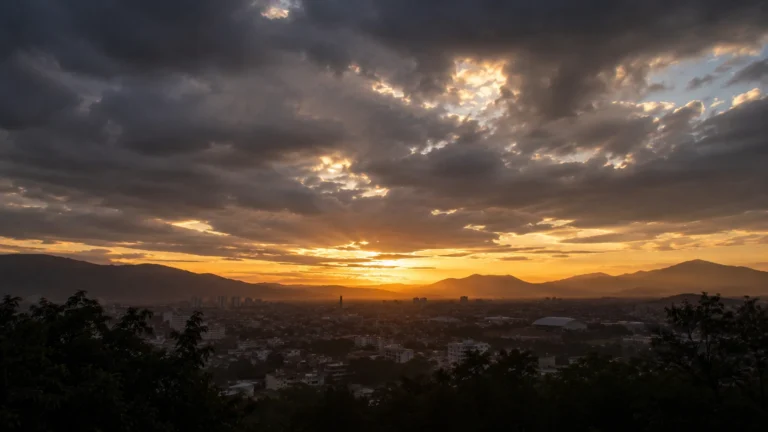 Cidade ao longe sob céu dramático com luz de amanhecer surgindo — sonhar com apocalipse