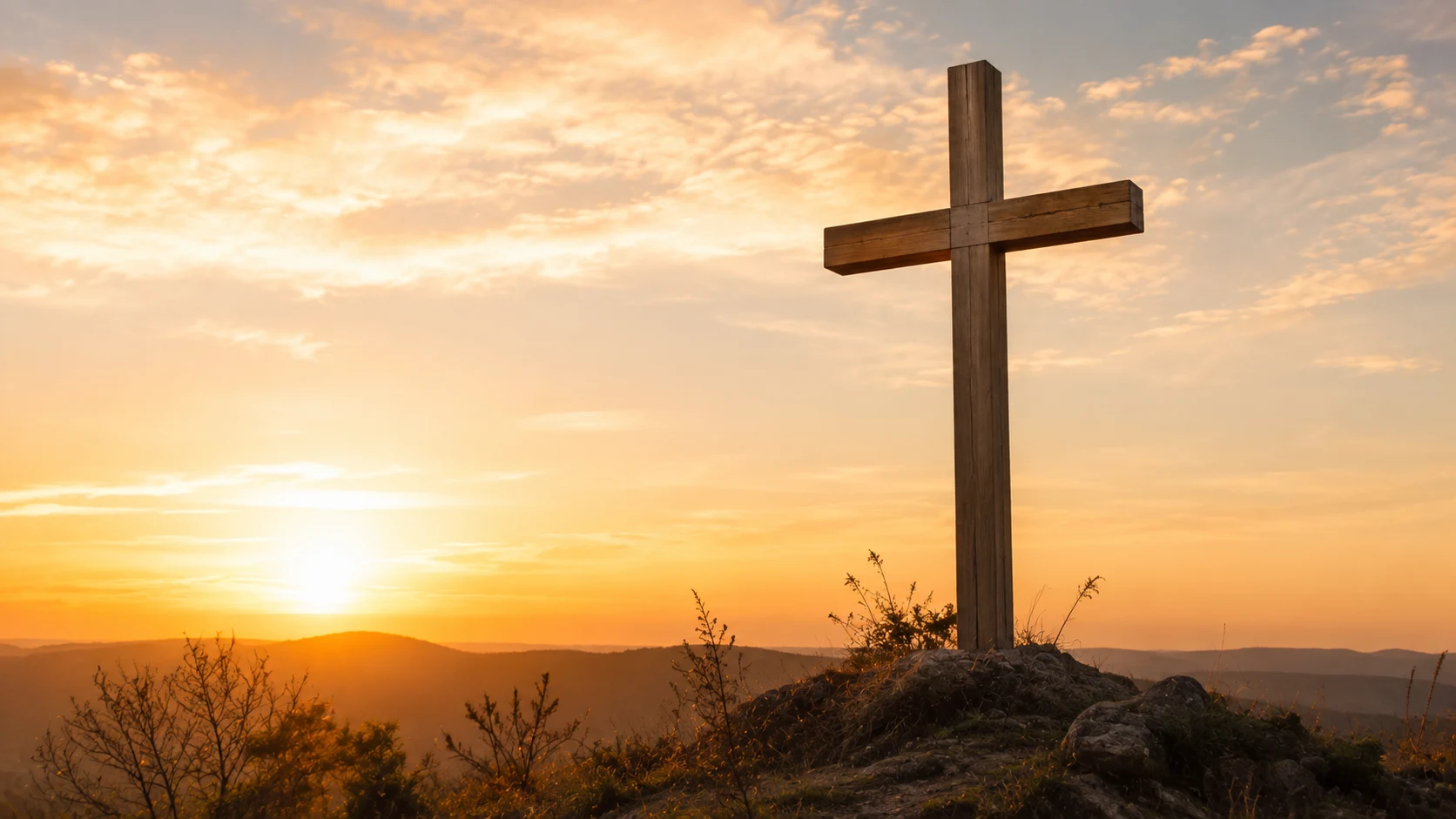 Cruz simples e lisa de madeira em uma colina ao amanhecer — sonhar com cruz